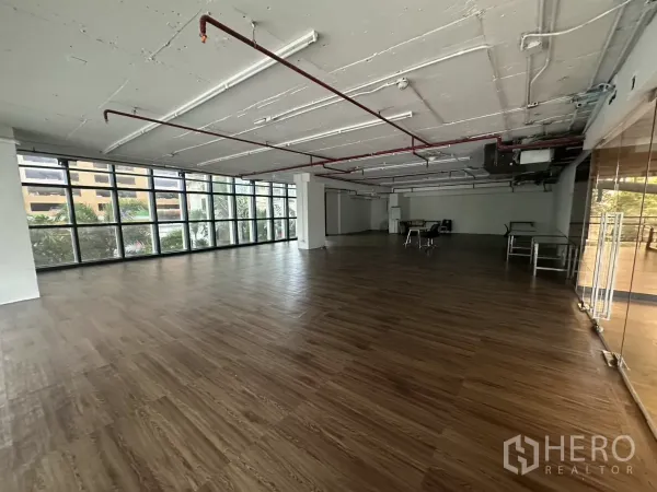 พื้นที่ขายปลีก ให้เช่า - พื้นที่ค้าปลีกแบบแปลนโล่ง กระจกเต็มผนัง เพดานโชว์ท่อระบบ