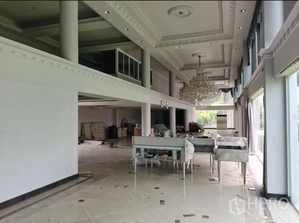 สำนักงานที่บ้าน ให้เช่าหรือขายในHuai Khwang, Bangkok - พื้นที่โอเพ่นสเปซกว้าง โคมระย้า เมซซานีน และเสากลมตกแต่ง