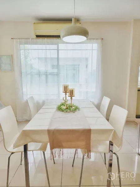 独立式住宅 出租在Prawet, Bangkok - 明亮餐厅，六人餐桌与现代吊灯。