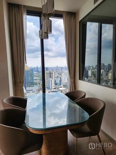 คอนโด ให้เช่า - มุมทานอาหารริมหน้าต่างบานใหญ่ ชมวิวเมืองพาโนรามา