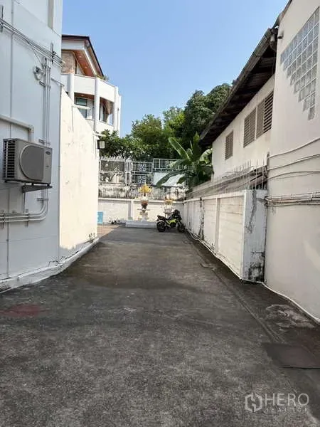Office Space for rent in Khlong Toei, Bangkok - Side driveway beside the building suitable for vehicle access and loading.