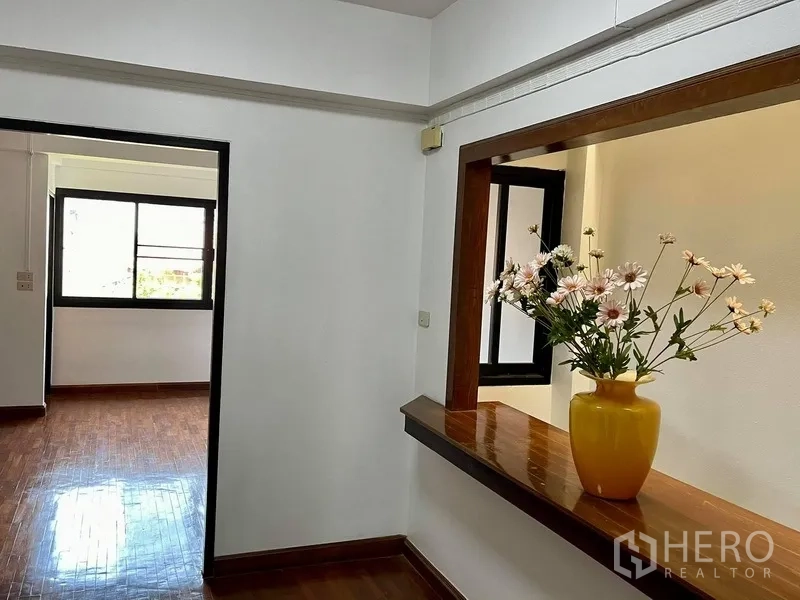 สำนักงานที่บ้าน ให้เช่าในKhlong Toei, Bangkok - โถงทางเดินมีชั้นไม้เป็นช่องเปิด มองไปยังอีกห้อง แสงธรรมชาติส่องถึง