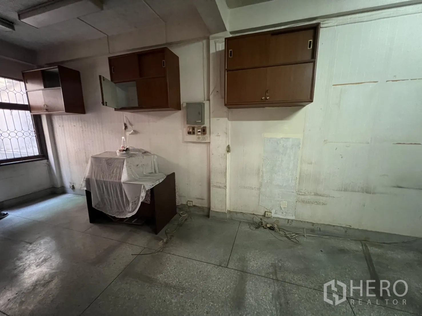 อาคารพาณิชย์ ให้เช่าในKhlong Toei, Bangkok - ตู้ลอยและโต๊ะคลุมผ้า ข้างหน้าต่างลูกกรง