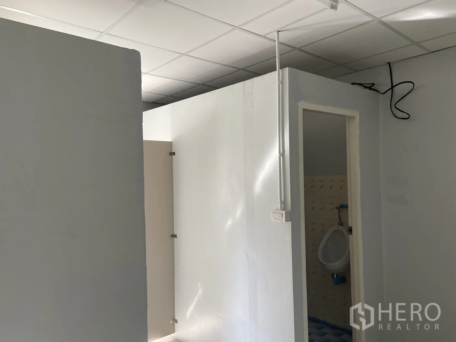 店屋 出租在Bang Na, Bangkok - 卫生间区域，瓷砖地面，隔间与小便器，吊顶上方