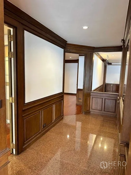 คอนโด ให้เช่าในBangkok - โถงทางเดินกรุไม้เชื่อมห้องต่าง ๆ พร้อมพื้นหินเงา