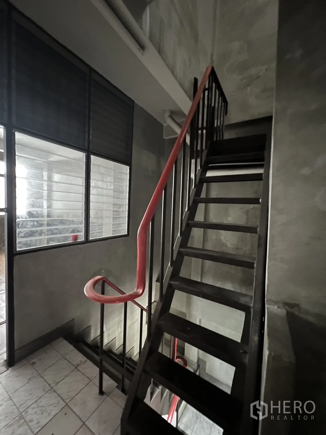 店屋 出租在Watthana, Bangkok - 金属楼梯，红色扶手，旁有百叶窗。