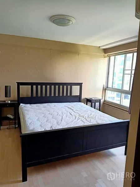 คอนโด ให้เช่าในKhlong Toei, Bangkok - ห้องนอนใหญ่เตียงควีนพร้อมโต๊ะข้างและหน้าต่างมุมสว่าง