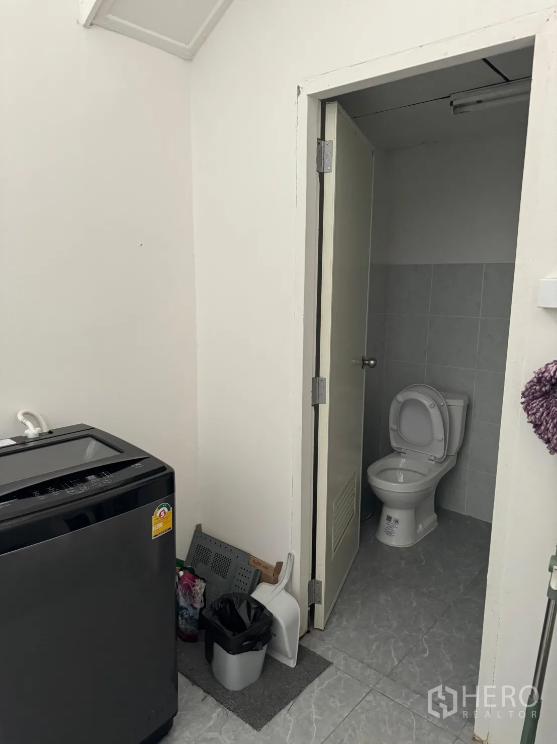 อาคารพาณิชย์ ให้เช่าในBangkok - มุมซักล้าง เครื่องซักผ้า และประตูสู่ห้องน้ำกระเบื้องพร้อมโถสุขภัณฑ์