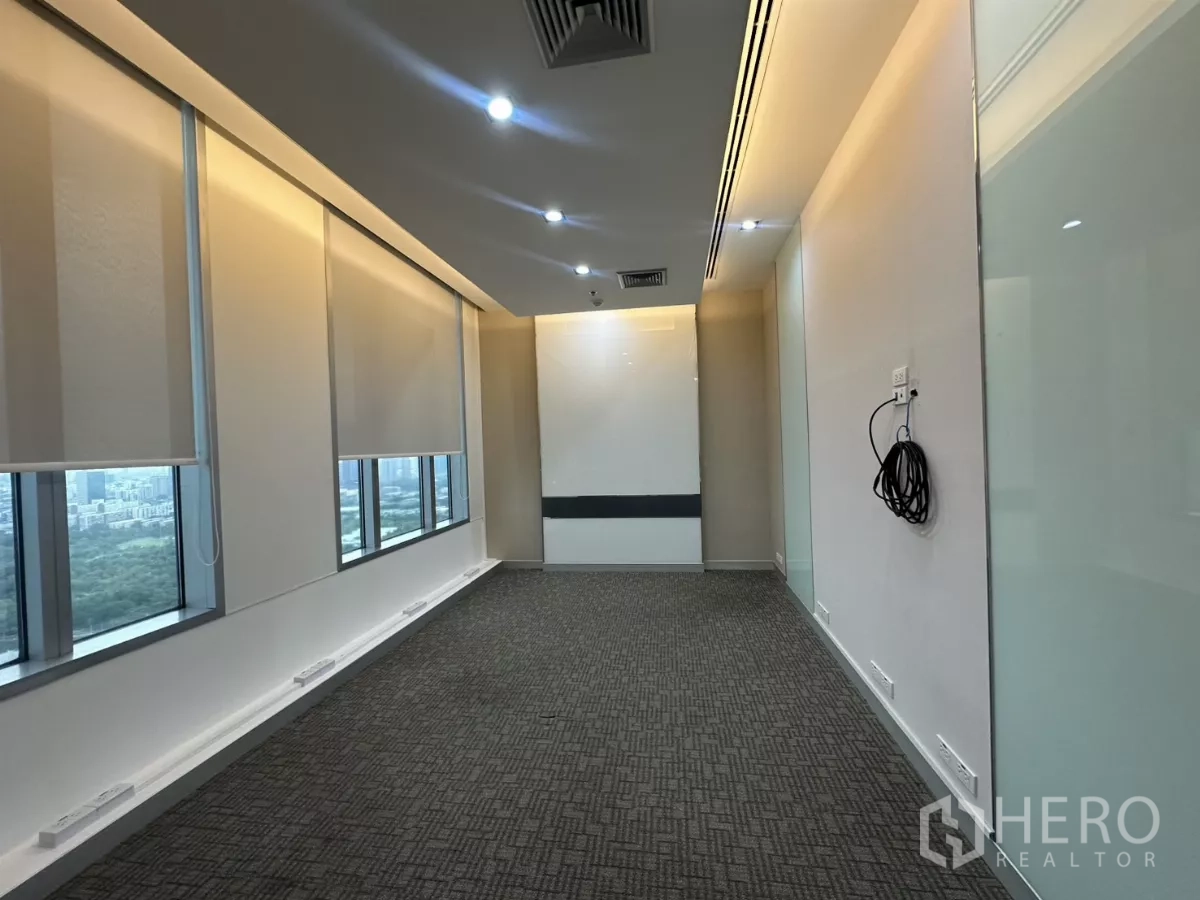 办公空间 出租在Watthana, Bangkok - 明亮会议室，落地窗、卷帘与天际线景观。