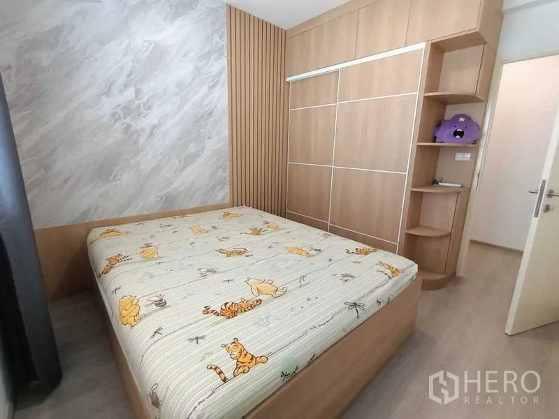 ทาวน์เฮาส์ ให้เช่าในPrawet, Bangkok - ห้องนอนอบอุ่น ผนังลายหินอ่อน พร้อมตู้เสื้อผ้าบิวท์อินเต็มผนัง