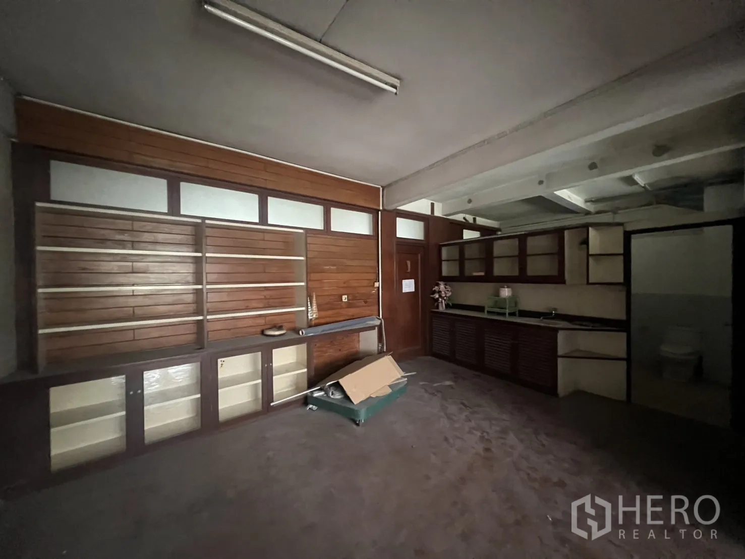 อาคารพาณิชย์ ให้เช่าในWatthana, Bangkok - พื้นที่แพนทรีด้านหลังพร้อมตู้ไม้จำนวนมากและชั้นวาง