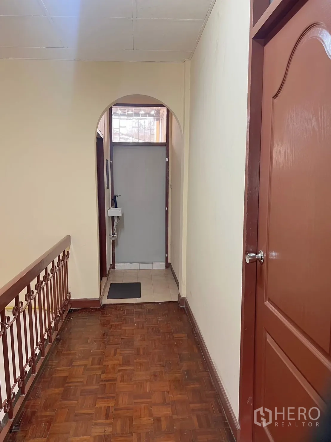 ทาวน์เฮาส์ ให้เช่า - โถงชั้นบน พื้นปาร์เกต์ ประตูไม้ และซุ้มโค้ง ไปยังห้องน้ำ