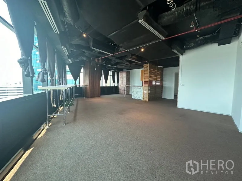 办公空间 出租在Khlong Toei, Bangkok - 开放式空间，大窗与黑色外露天花。