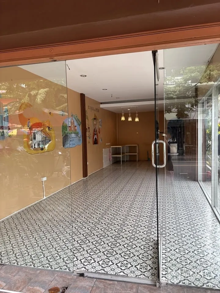 Retail Space for rent in Sathon, Bangkok - Clear double glass doors opening to the shop space with decorative floor tiles.