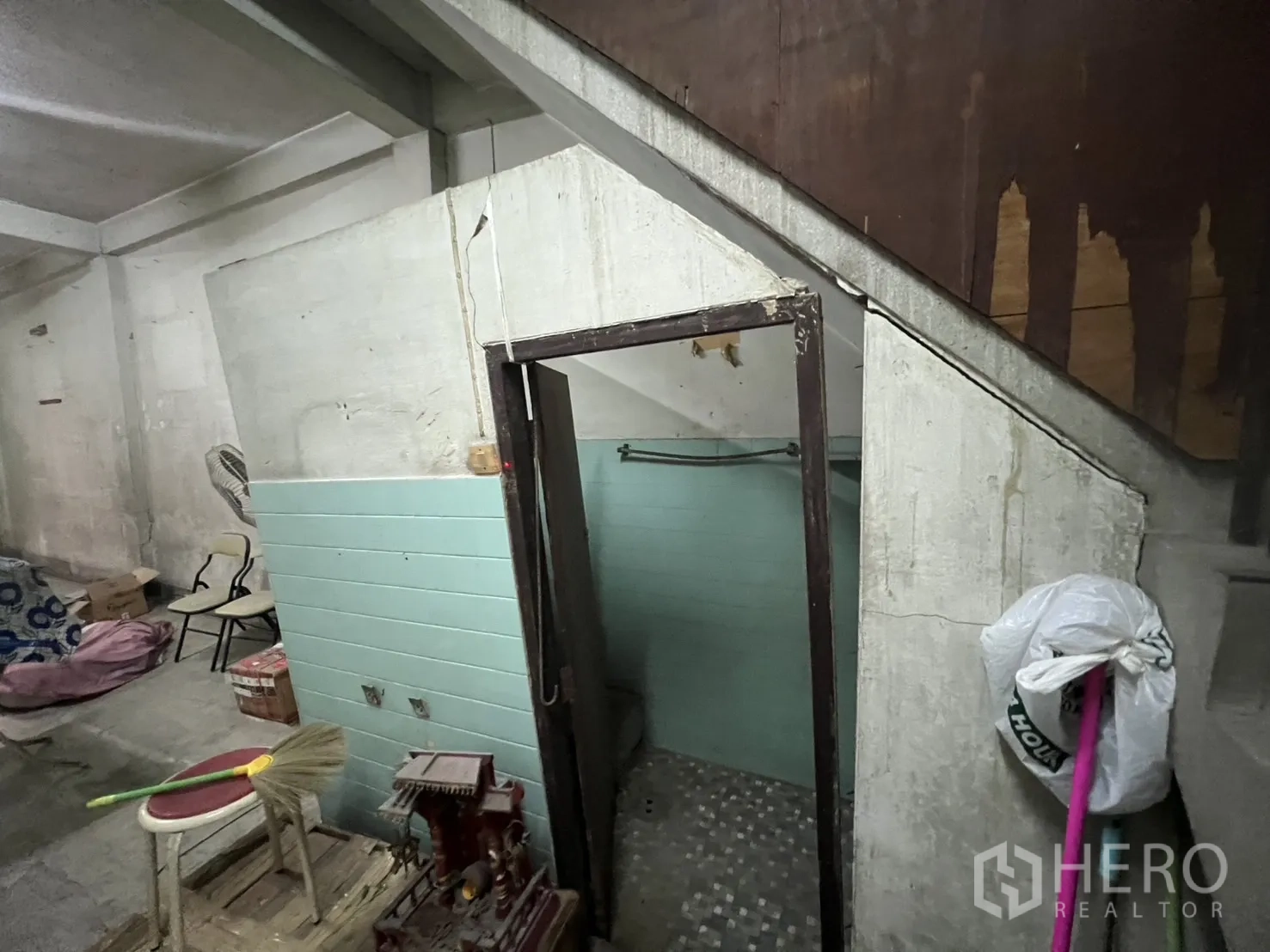 อาคารพาณิชย์ ให้เช่าในKhlong Toei, Bangkok - พื้นที่ใต้บันได พร้อมประตูห้องน้ำเล็กและผนังสีเขียวมิ้นต์