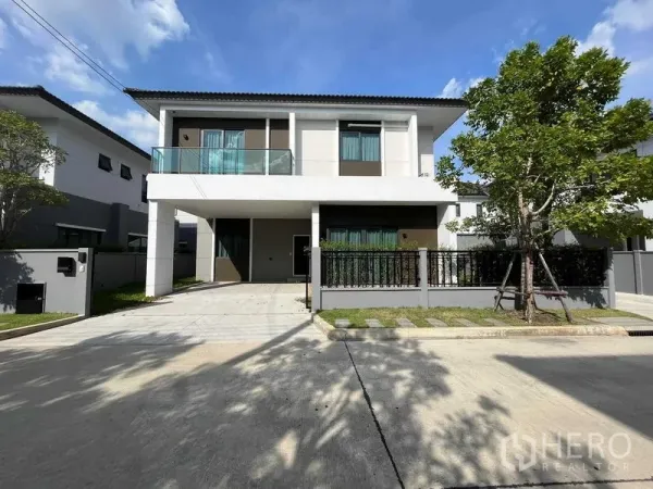 Detached House for rent in Don Mueang, Bangkok - Front exterior of a modern two-storey detached house with covered carport and balcony.