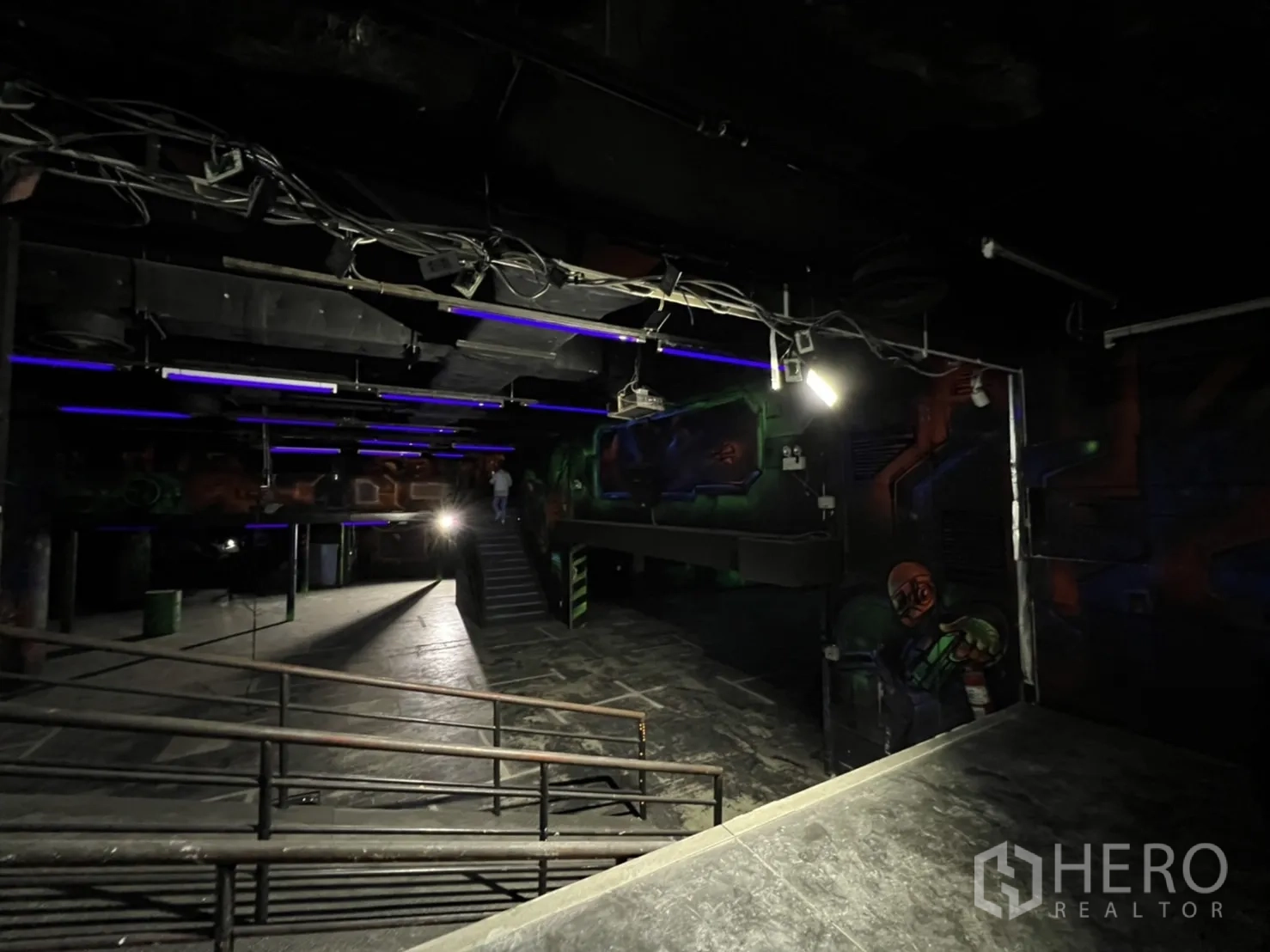 零售空间 出租在Khlong Toei, Bangkok - 裸露天花电缆与霓虹灯，下面是带坡道和楼梯的开阔空间。