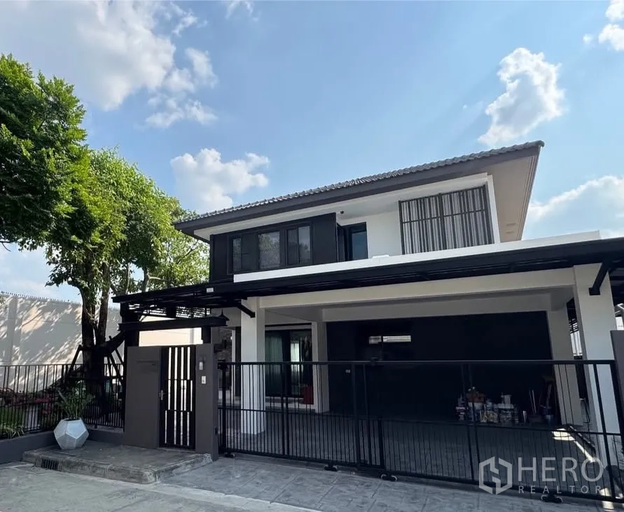 บ้าน for rent in Bang Phli, Samut Prakan - หน้าบ้านสไตล์โมเดิร์น 2 ชั้น พร้อมประตูรั้วและที่จอดรถมีหลังคา