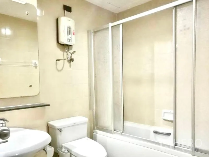 公寓 出租在Khlong Toei, Bangkok - 明亮卫浴带浴缸、玻璃隔断与热水器。