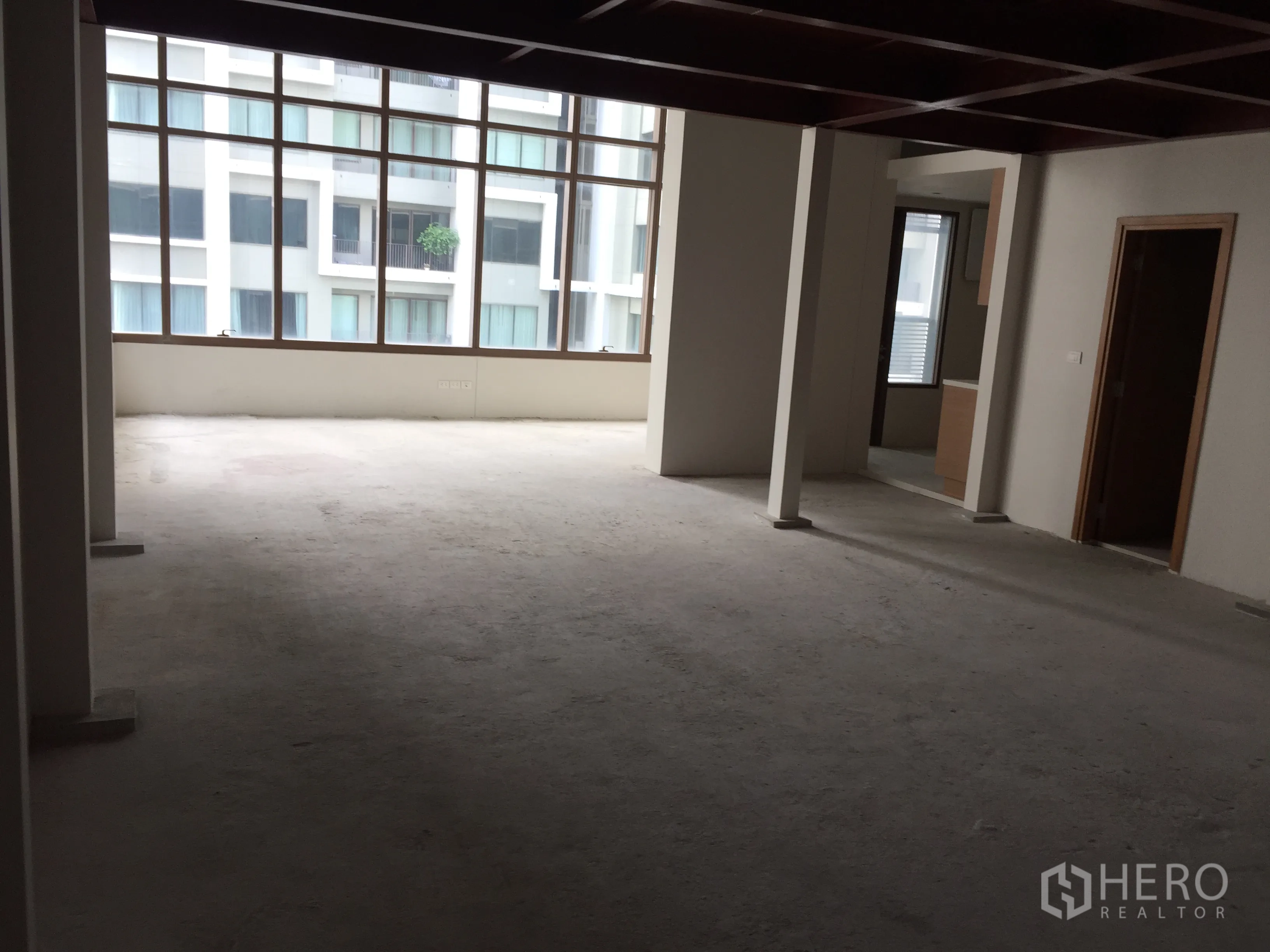 คอนโด ขายในKhlong Toei, Bangkok - โถงรับแขกโล่งกว้าง มีหน้าต่างกระจกบานใหญ่รับแสงธรรมชาติ.