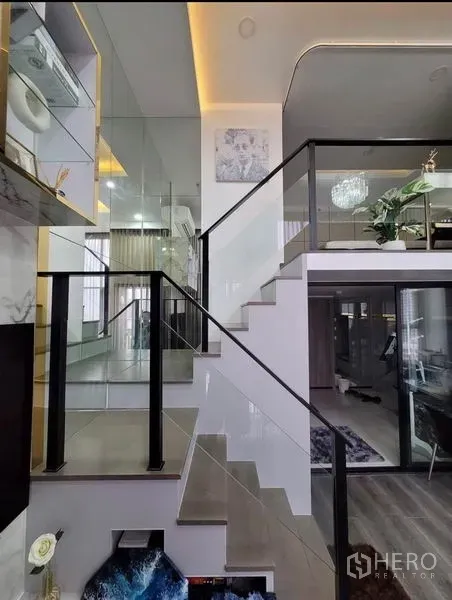 คอนโด ให้เช่าในChatuchak, Bangkok - บันไดราวกระจกขึ้นสู่ชั้นลอย พร้อมผนังกระจกเงาและชั้นวางบิวท์อิน