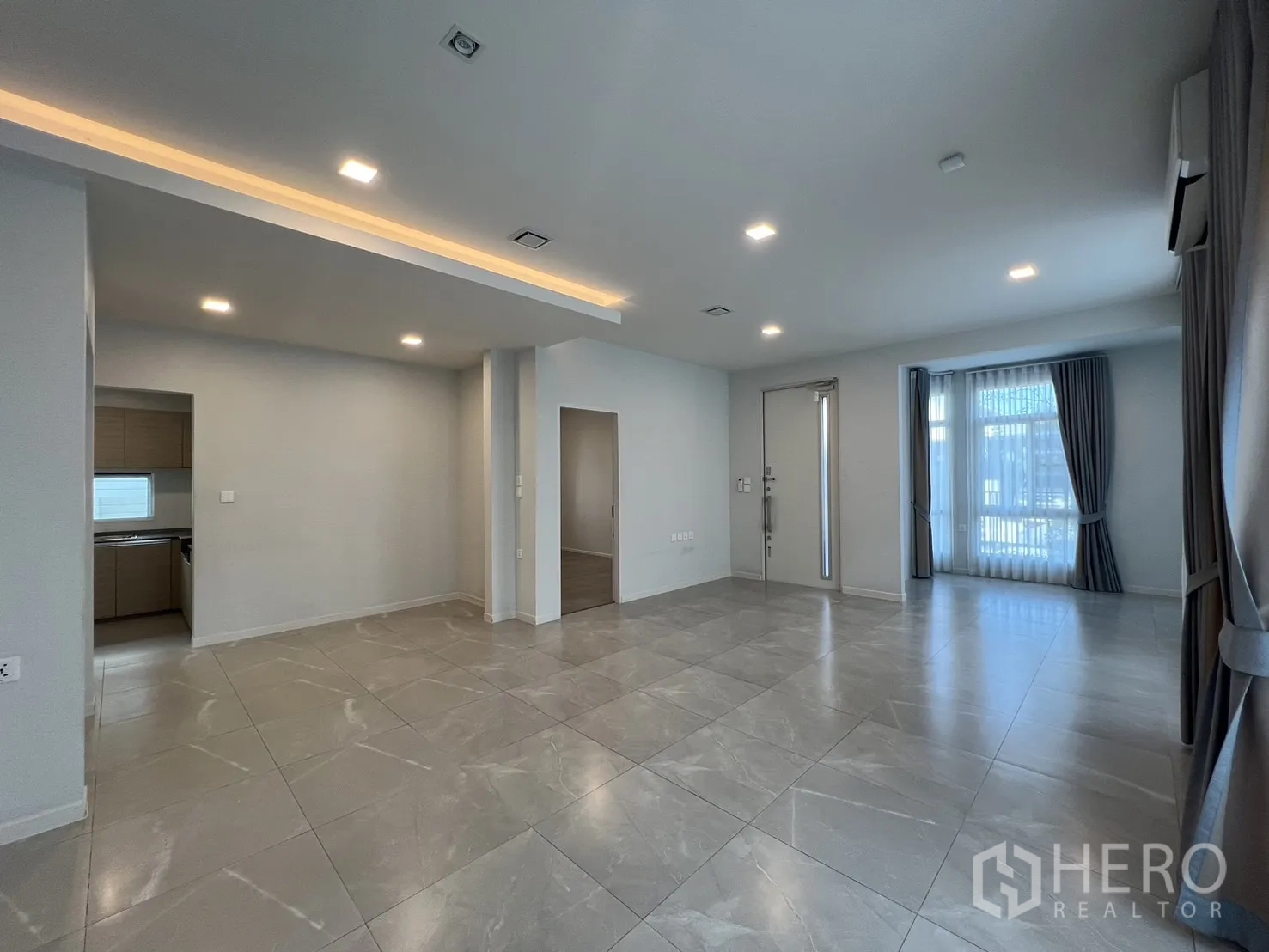 独立式住宅 出租在Prawet, Bangkok - 宽敞客餐厅一体，毗邻封闭式厨房。