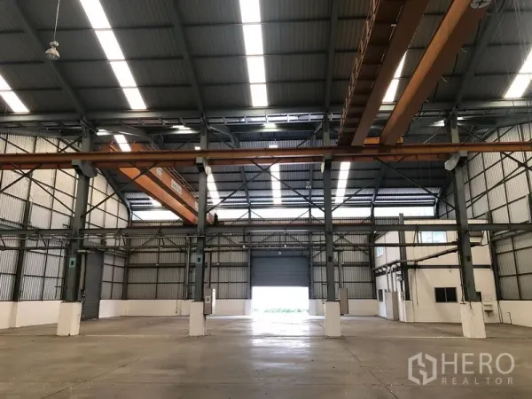 工厂 出租在Khlong Luang, Pathum Thani - 开阔生产大厅，挑高天花与天窗，前后双卷闸门。