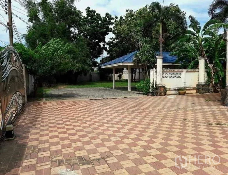 独立式住宅 出售在Prawet, Bangkok - 前院棋盘砖地与带顶凉亭/车棚