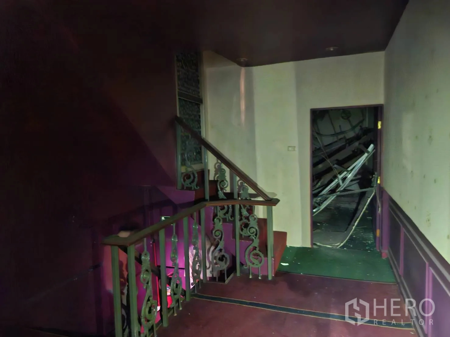 อาคารพาณิชย์ ให้เช่าในBang Rak, Bangkok - โถงชั้นบนพร้อมบันไดและประตูไปยังห้องเก็บของหรือหลังบ้าน