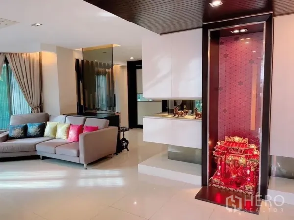 บ้าน ให้เช่าหรือขายในPrawet, Bangkok - ห้องนั่งเล่นแบบโอเพ่นพร้อมโซฟา พื้นกระเบื้องเงางาม และตู้โชว์บิลต์อิน.