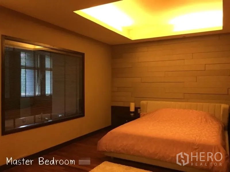 公寓 出租在Sathon, Bangkok - 主卧带特色墙与氛围灯光，软包大床。