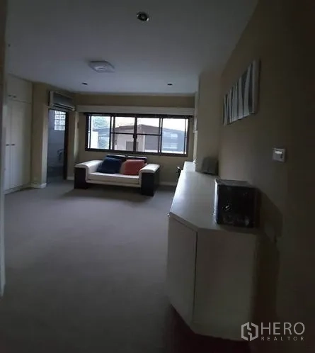 ทาวน์เฮาส์ ให้เช่าในKhlong Toei, Bangkok - ห้องนั่งเล่นชั้นบนพร้อมโซฟา ตู้ยาว และหน้าต่างบานกว้าง