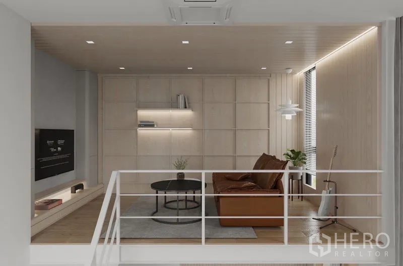 บ้าน ให้เช่าในSaphan Sung, Bangkok - ห้องนั่งเล่นชั้นลอย โซฟาหนัง ผนังไม้บิวท์อินและชั้นวางของ