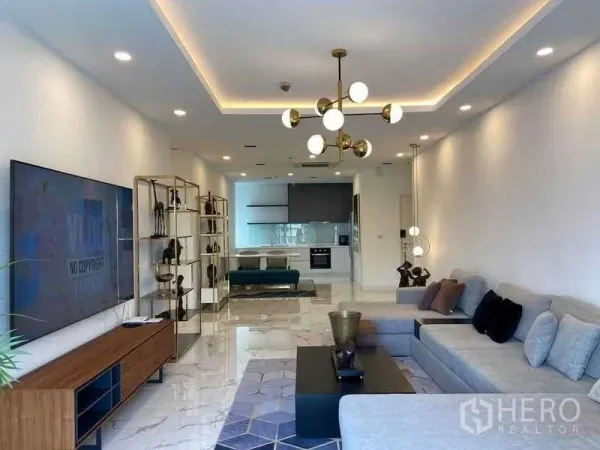 คอนโด ให้เช่าหรือขายในWatthana, Bangkok - ห้องนั่งเล่นกว้างสไตล์โมเดิร์น โซฟา L-Shape พื้นลายหินอ่อน และครัวแบบเปิดที่ Noble Aura ทองหล่อ