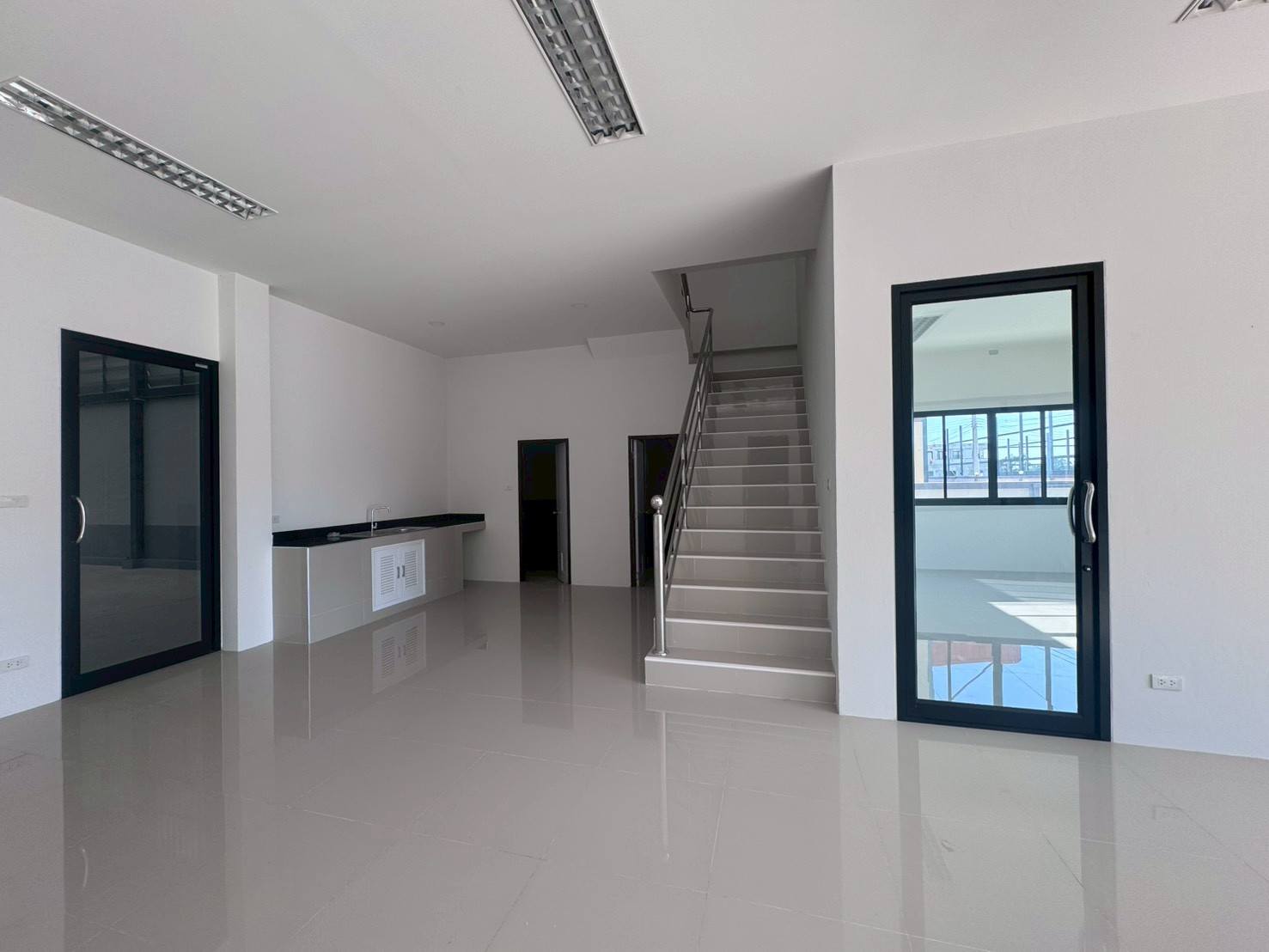 工厂 出售在Mueang Samut Sakhon, Samut Sakhon - 一层办公室，含茶水间台面、通往二层的楼梯与玻璃门。