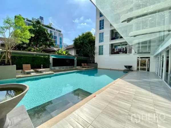 คอนโด ให้เช่าในWatthana, Bangkok - สระว่ายน้ำกลางแจ้งพร้อมเตียงอาบแดดและทางเดินรอบสระ