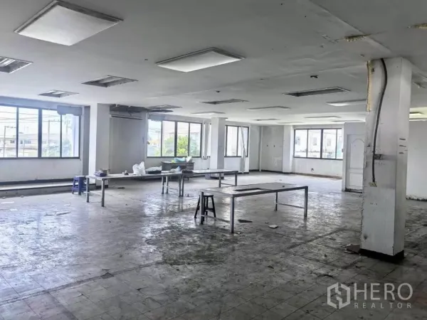 工厂 出售在Bang Phli, Samut Prakan - 开放式办公室或装配区，大窗与嵌入式照明