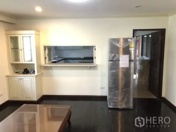 บ้าน ให้เช่าในKhan Na Yao, Bangkok - ห้องพักผ่อนมีช่องเสิร์ฟอาหารเชื่อมครัว ตู้โชว์ และตู้เย็นสแตนเลสใหม่.