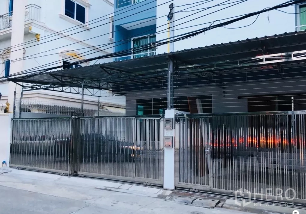 联排别墅 出租在Huai Khwang, Bangkok - 联排外观，金属滑动大门与带顶车位。