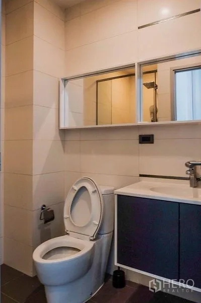 คอนโด ให้เช่าในKhlong Toei, Bangkok - ห้องน้ำที่สอง ตู้กระจกเหนืออ่าง โถสุขภัณฑ์ และตู้ใต้อ่าง