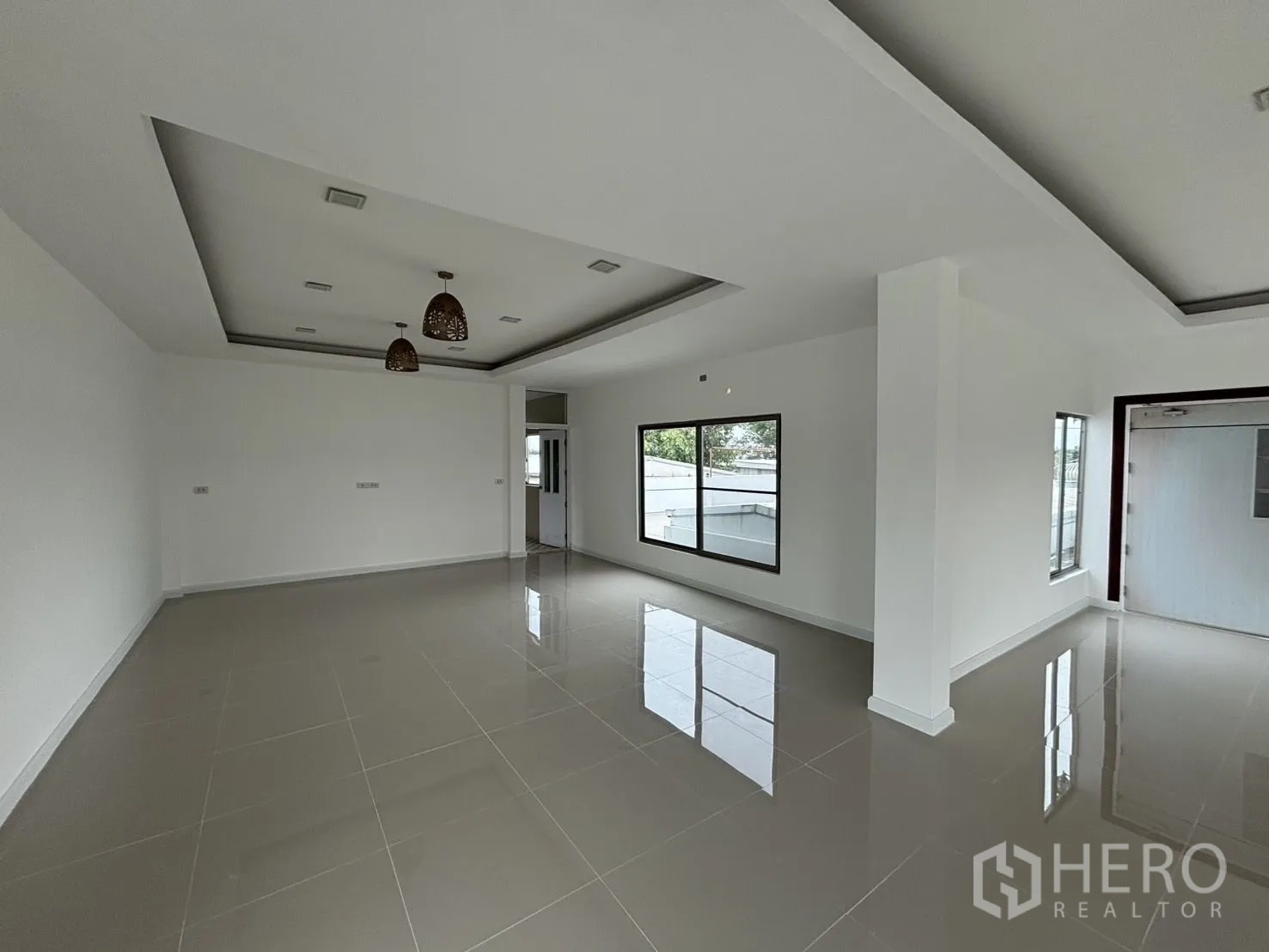 คลังสินค้า ให้เช่าหรือขายในWang Thonglang, Bangkok - ห้องอเนกประสงค์สว่าง พื้นกระเบื้องเงา ฝ้าหลุมพร้อมไฟดาวน์ไลท์