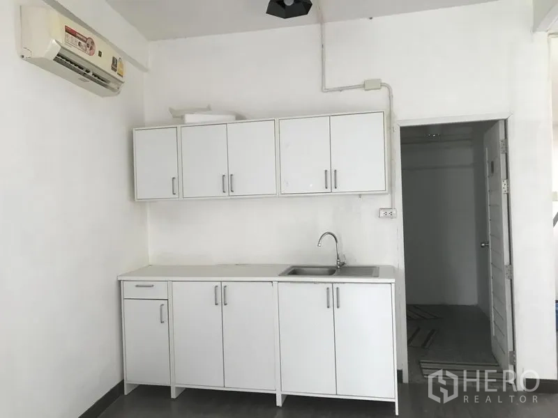 อาคารพาณิชย์ ให้เช่าในWatthana, Bangkok - ผนังแพนทรีติดตู้ลอยและอ่างล้างจาน มีเครื่องปรับอากาศ เหมาะใช้งาน