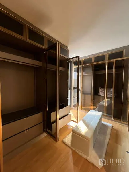 独立式住宅 出租在Suan Luang, Bangkok - 步入式衣帽间，玻璃衣柜与换鞋凳