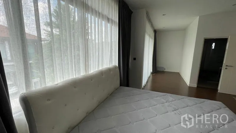 บ้าน ให้เช่าในBang Kapi, Bangkok - ห้องนอนใหญ่ริมกระจกเต็มผนัง พร้อมม่านโปร่งมองเห็นสวน