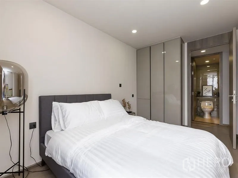 คอนโด ให้เช่าในPathum Wan, Bangkok - ห้องนอนที่สองพร้อมตู้เสื้อผ้าบิลท์อินและประตูเชื่อมเข้าห้องน้ำ