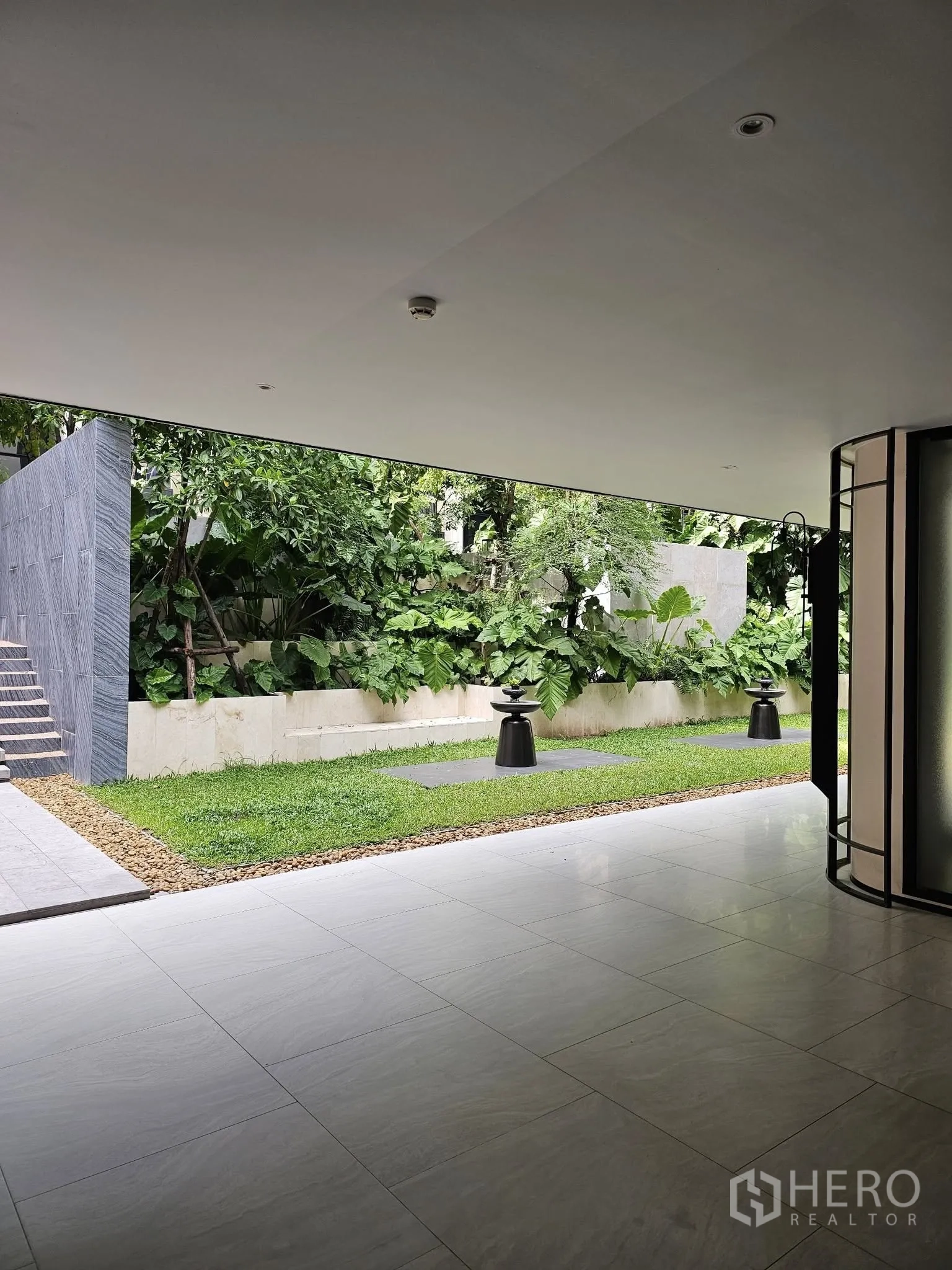 公寓 出租在Watthana, Bangkok - 有顶走道通向公寓内的绿色花园庭院。