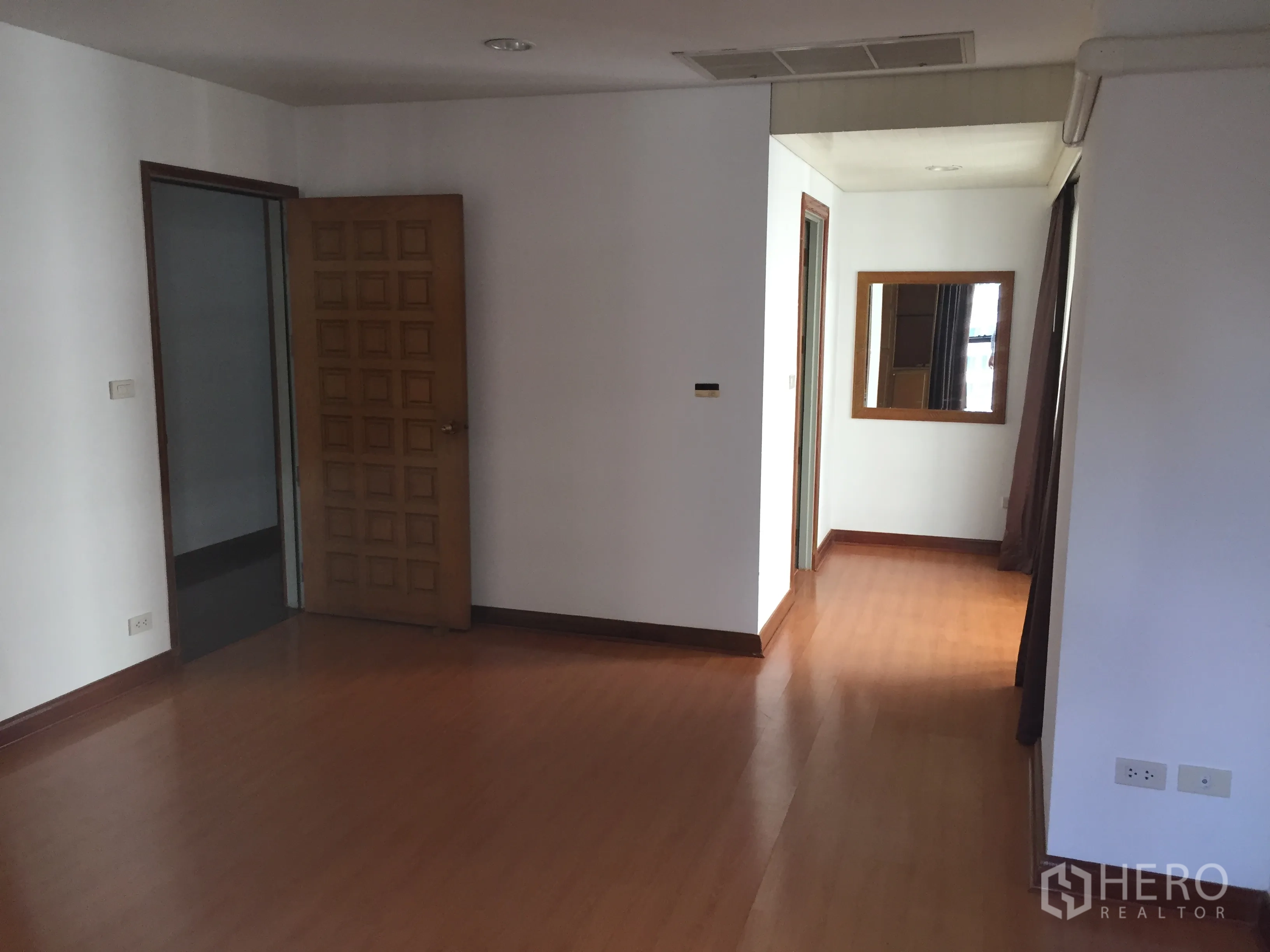 คอนโด ให้เช่าในPathum Wan, Bangkok - โถงทางเดินมีบานกระจกเงา ประตูไม้ และพื้นลามิเนตเชื่อมต่อไปยังห้องต่างๆ