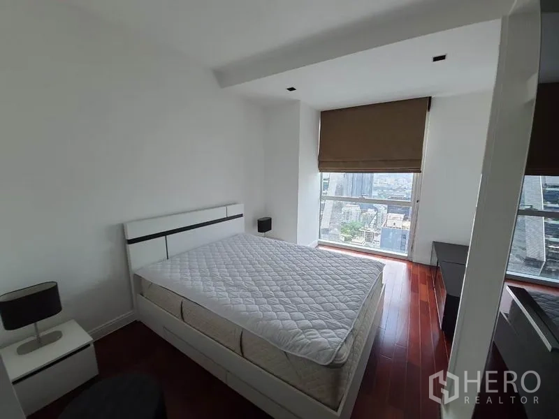 คอนโด ให้เช่าในPathum Wan, Bangkok - ห้องนอนพร้อมหน้าต่างวิวเมือง ม่านม้วน และพื้นไม้