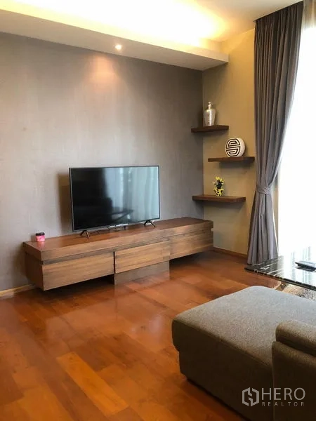 公寓 出租或出售在Watthana, Bangkok - 温馨客厅，电视柜与角落壁架，厚重窗帘。