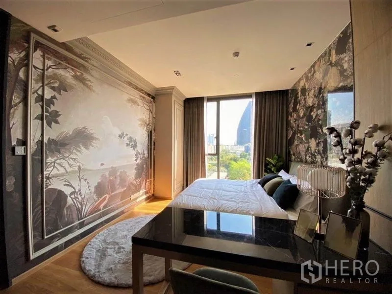 คอนโด ให้เช่าในKhlong Toei, Bangkok - มุมมองอีกด้านของห้องนอน ผนังลายภาพ พื้นถึงเพดาน และวิวต้นไม้ด้านนอก